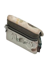 Cartera rectangular en tonos suaves de beige y gris. Presenta un cierre de cremallera, un patrón floral y la inscripción "Recuerdos". Detalle de superficie texturizada.