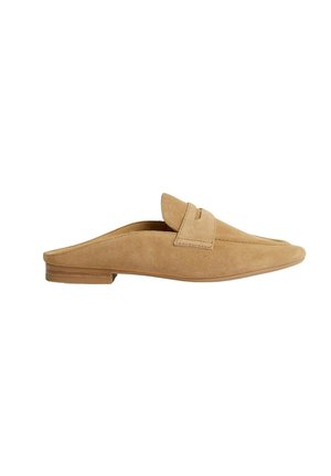Mocassini slip-on in suede beige con tacco basso, caratterizzati da un'accento cucito e una punta rotonda. Texture liscia con dettagli minimi.