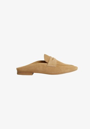 Tan suède instap loafers met een lage hak, voorzien van een gestikte accent en een ronde neus. Gladde textuur met minimale details.