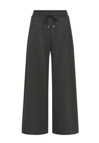 Pantalon large gris foncé en tissu doux, avec une taille élastique et un cordon de serrage, et deux poches latérales.