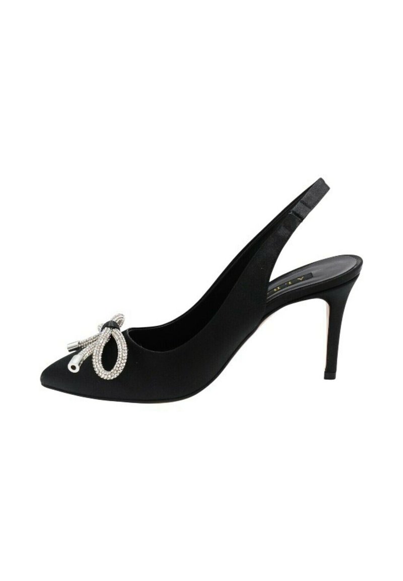 Scarpa slingback nera con punta affusolata, finitura in satin, dettaglio di fiocco di perline argentate sul davanti e tacco alto snello.
