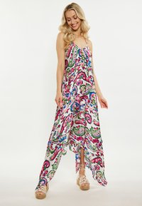 Maxikleid mit buntem Paisleymuster in Pink, Grün und Blau auf weißem Hintergrund; leichtes Material, verstellbare Träger und asymmetrischer Saum.