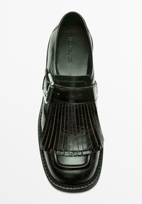 Zwarte leren schoen met een afgeronde neus, voorzien van een geplooid ontwerp over de wreef en een metalen gesp als accent. Gladde textuur en gepolijste afwerking.