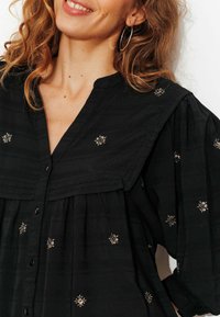 Promod COURTE À SEQUINS BRODÉS - Robe chemise - noir