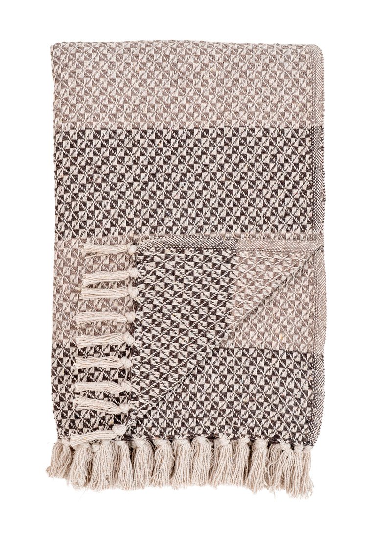 Gewebte Decke in Beige und Braun mit geometrischen Mustern. Verfügt über fransige Kanten und einen strukturierten Stoff für zusätzlichen visuellen Reiz.