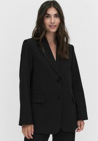 Mustassa räätälöidyssä bleiserissä on sileä pinta, yksittäinen napitus, lovelliset kaulukset ja kaksi etutaskua. Sopii muodollisiin tilaisuuksiin.