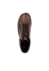 Chaussure en cuir marron avec panneau latéral texturé, bout rond, lacets et zip latéral pour un accès facile. Doublure en tissu doux visible à l'intérieur.
