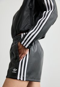 adidas Originals Rövidnadrágok - black
