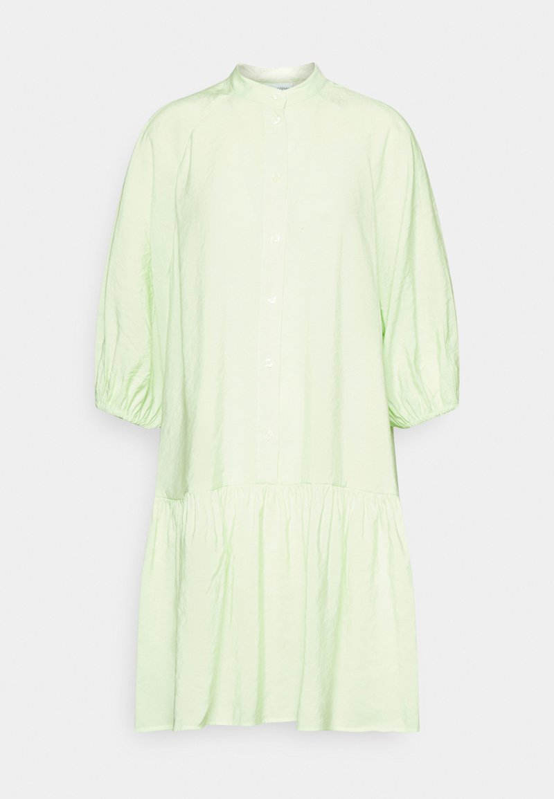 Vestido verde claro, até ao joelho, com colarinho, fecho de botão e mangas bufantes. Apresenta uma saia em camadas com pregas e um tecido suave e texturizado.