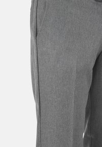 Pantaloni grigi su misura realizzati in tessuto testurizzato, dotati di tasche laterali e design slim fit.