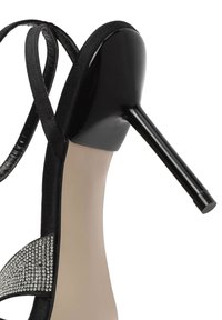 Sandal in pelle nera con tacco a spillo e cinturini incrociati, caratterizzata da un tacco lucido e abbellita con strass laterali.