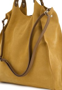 Sac à main en daim jaune avec deux poignées courtes et une longue sangle amovible marron. Texture lisse avec des coutures minimales et un branding discret.