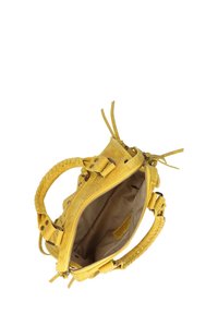Borsa in suede gialla con manici intrecciati e frange decorative. Caratterizzata da una chiusura con zip e un ampio interno foderato in tessuto beige.