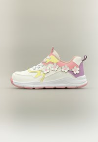 Ελαφρύ αθλητικό παπούτσι με λευκό επάνω μέρος, κίτρινες και ροζ λεπτομέρειες, λουλουδένια διακοσμητικά στοιχεία και ροζ απορροφητική σόλα.