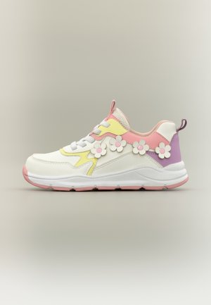 Pantof sport ușor cu partea superioară albă, accente galbene și roz, aplicații florale și talpă roz amortizată.