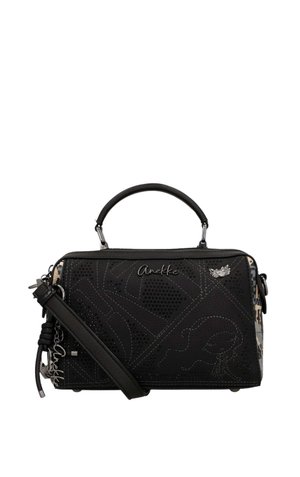 Borsa rettangolare nera con manico superiore e tracolla regolabile, cuciture decorative, perforazioni e logo e dettaglio uccello in argento.