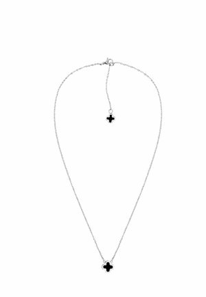Collana a catena d'argento con due piccoli pendenti neri a quadrifoglio, uno centrato e uno vicino all'estensione della chiusura.