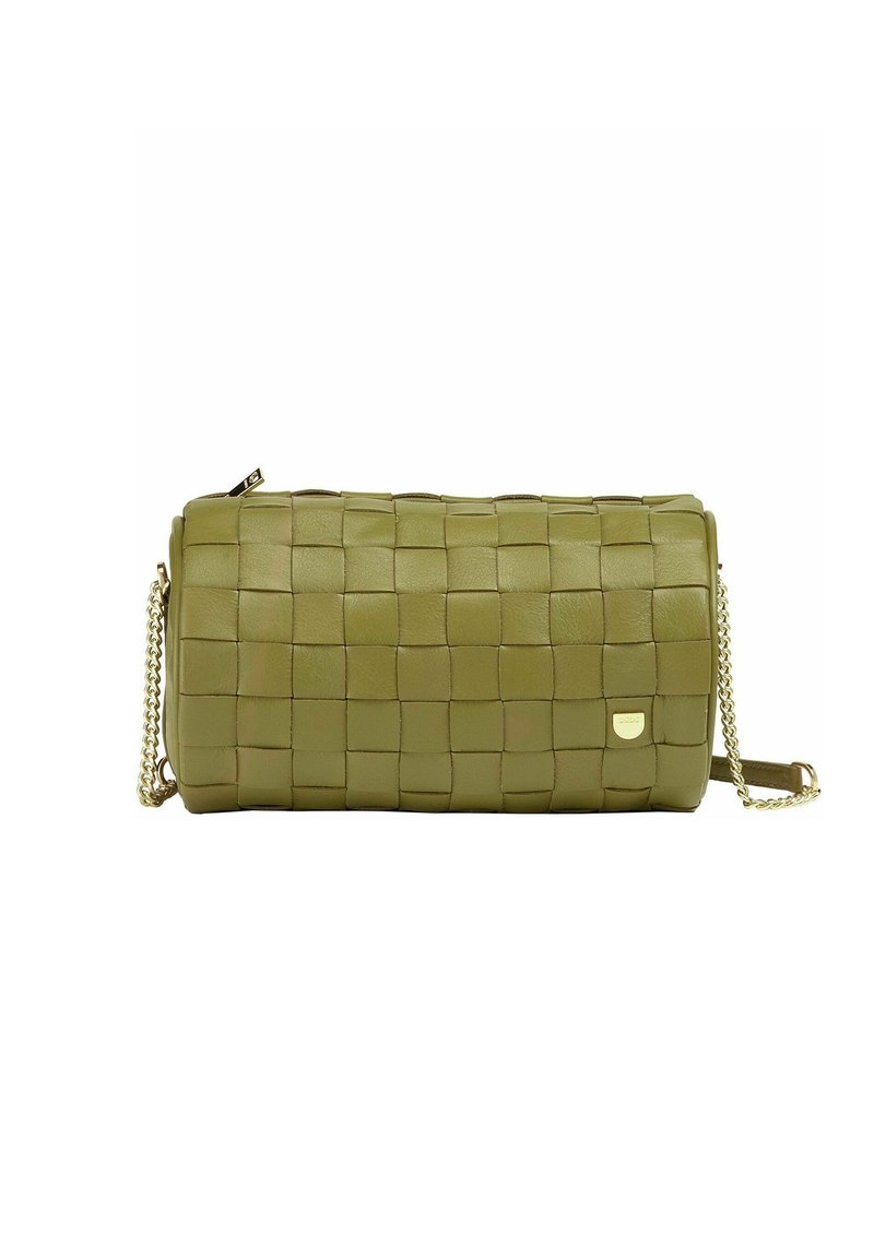 Borsa a tracolla in pelle intrecciata verde oliva di forma rettangolare, con catena dorata e chiusura zip. Presenta una sottile accentuazione del logo.