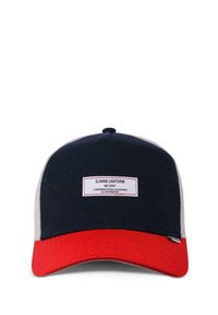 Baseballkappe mit einem navyblauen Stoff-Crown, rohem Schirm und hellgrauen Seiten. Merkmale ein rechteckiges Markenetikett auf der Vorderseite.