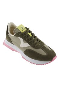 Olivgrön och beige sneaker med en texturerad mockayta, vita detaljer, rosa sula och gul logotypdetalj på tungan.