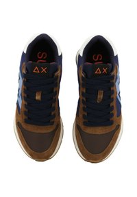 Sneakers con una tomaia in rete blu navy, dettagli in suede marrone e materiali sintetici marrone scuro. Presentano lacci neri e lettering arancione.