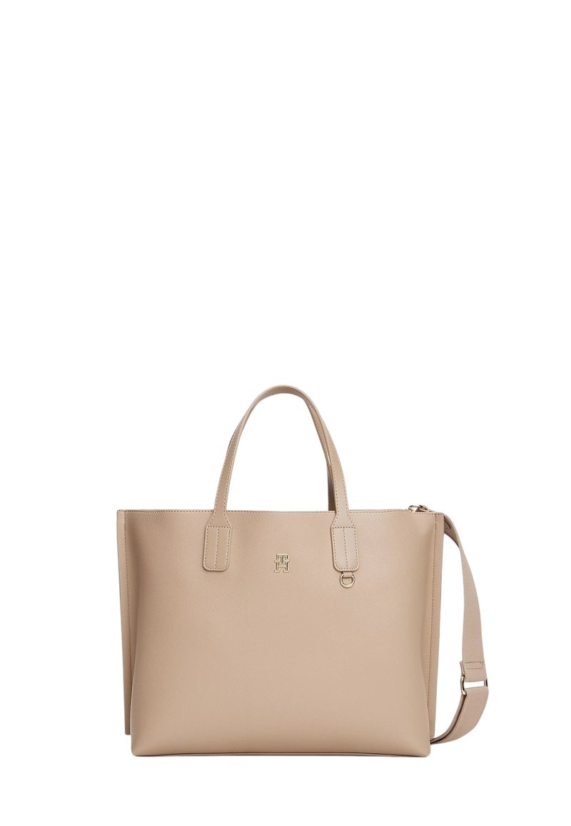 Beige leren tote bag met dubbele ronde handvatten, een afneembare schouderband en gouden logo-details aan de voorkant. Gladde textuur en gestructureerde vorm.