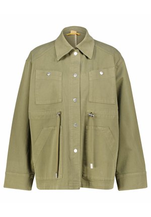 Olivengrøn jakke med knapper med fire forlommer, to klaplommer på brystet, to skrå lommer nederst og justerbare snore i taljen.