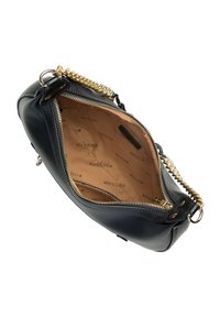 Borsa in pelle nera con tracolla in catena dorata, dotata di chiusura con zip e rivestimento interno color marrone chiaro con il marchio "WITTCHEN" in rilievo.