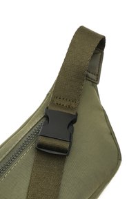 Zelená textilná taška na rameno s okrajovým vreckom, odolnou textúrou, nastaviteľným popruhom a čiernym plastovým sponou.
