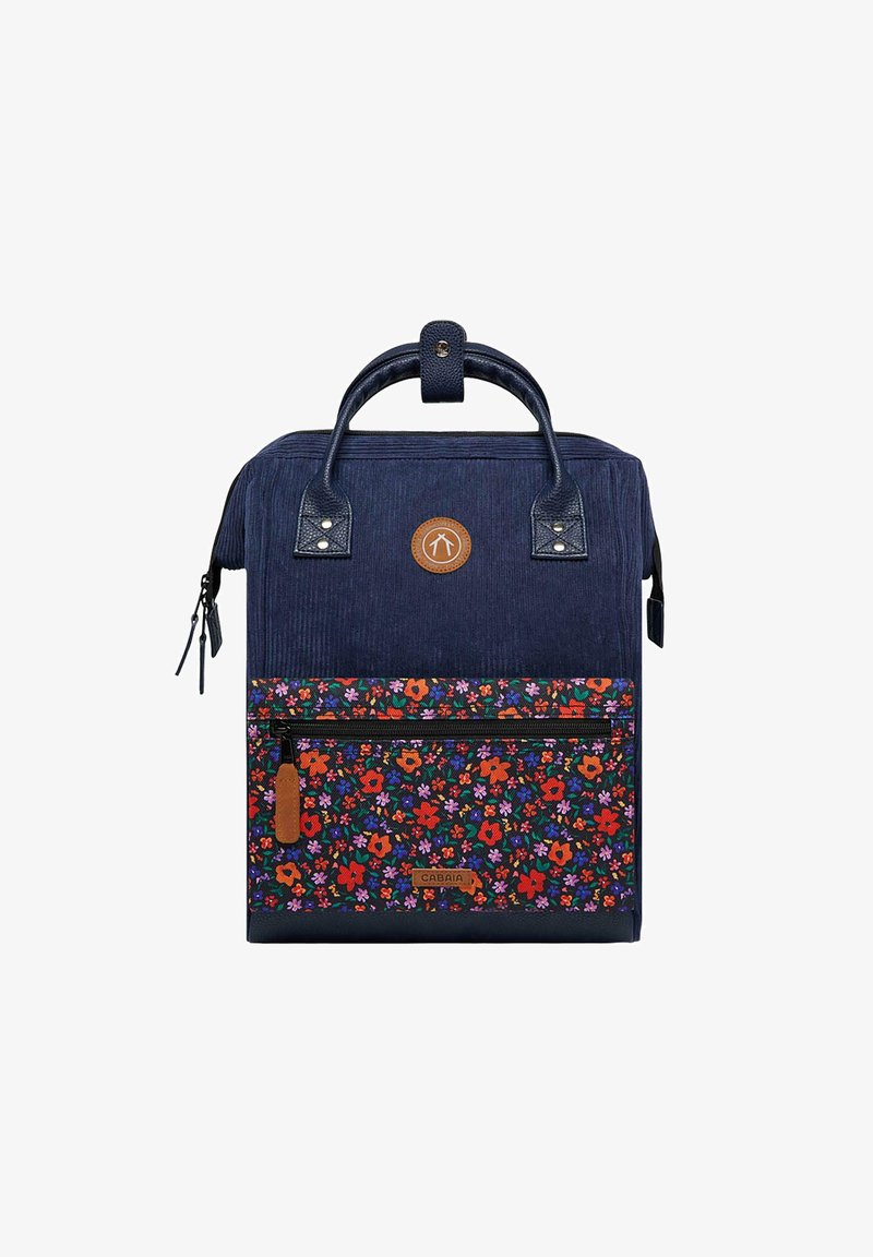 Sac à dos en velours côtelé bleu marine avec poche en tissu floral, accents en cuir, poignée supérieure, poche frontale zippée et détail du logo.