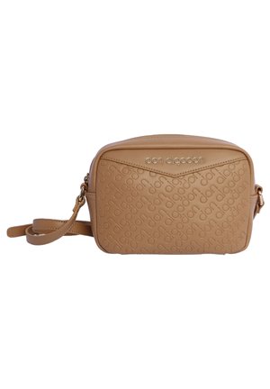 Bolso cruzado de cuero marrón con patrón de logo en relieve, cierre de cremallera y correa ajustable. Presenta un diseño de costura diagonal en la parte frontal.