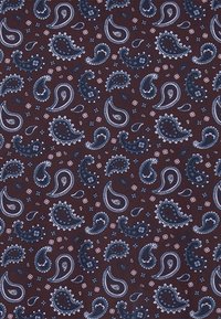 Bordeauxroter Stoff mit einem Paisley-Muster in Marineblau, Weiß und Hellblau, mit detaillierten Wirbeln und floralen Akzenten.