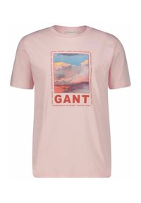 Lichtroze katoenen t-shirt met een vierkante grafische afbeelding van wolken en de tekst "GANT" in het rood. Korte mouwen en een ronde hals.