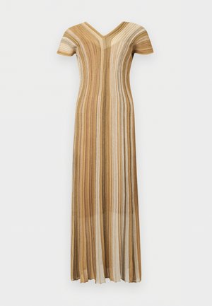 Μακρύ φόρεμα με κοντά μανίκια, με κάθετες ρίγες σε μπεζ και ανοιχτό καφέ και V-λαιμόκοψη, παρουσιάζεται σε λευκό φόντο.