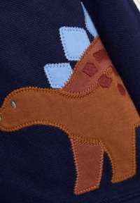 Sötétkék anyag barna dinoszaurusz mintával, világoskék geometrikus alakzatokkal és texturált varrási részletekkel.