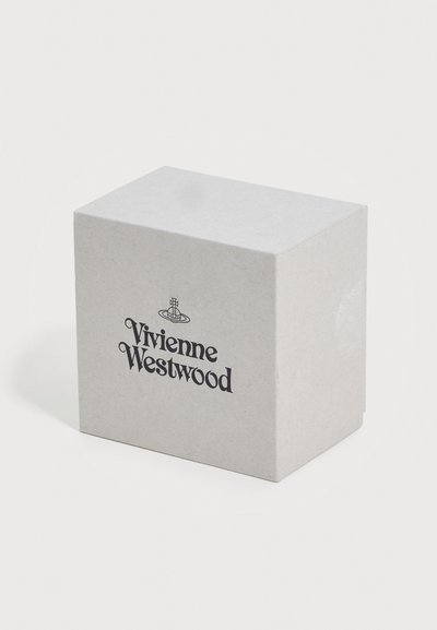 Cutie rectangulară albă cu logo-ul Vivienne Westwood și simbolul orbei imprimate în negru pe față, plasată pe un fundal deschis.
