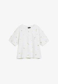 Camiseta blanca de manga corta con pequeños estampados florales en amarillo y verde y texto sutil en relieve en el frente.