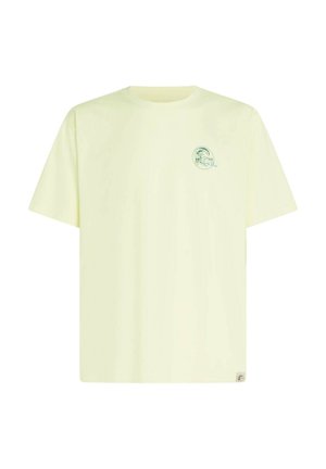 Svetlo rumena bombažna majica s krožnim izrezom, kratkimi rokavi in majhnim zelenim logotipom na levi sprednji strani prsi.
