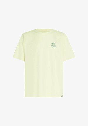 Vaaleankeltainen puuvillainen t-paita, jossa on pyöreä pääntie, lyhyet hihat ja pieni vihreä logo vasemmassa rintakehässä.