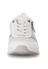 Weißer Sportschuh mit einer Schnürung an der Vorderseite, Obermaterial aus Mesh und seitlichem Reißverschluss. Verfügt über eine gepolsterte Sohle und eine strukturiere graue Laufsohle.