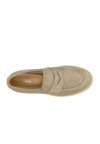 Mocassini in suede beige con punta rotonda, una fascia ampia che attraversa il piede e dettagli di cucitura in contrasto lungo la suola.