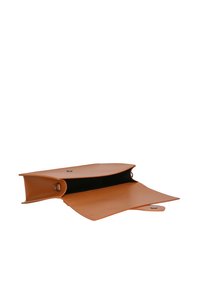 Borsa a pochette in pelle color cuoio con una texture liscia, chiusura magnetica e interno nero. Presenta un design aperto senza scomparti aggiuntivi.