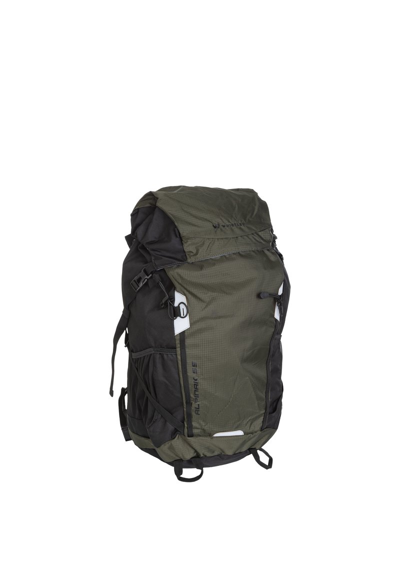 Grön och svart ryggsäck med en strukturerad yta, justerbara remmar och flera fack; har en övre klaff med en spännklocka.