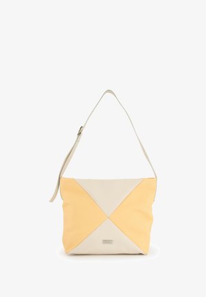 Schultertasche mit gelb- und cremefarbenem geometrischem Muster, weicher Textur und verstellbarem Tragegurt, mit einem metallischen Markenschild auf der Vorderseite.