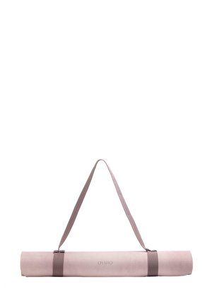 Zrolowana jasnoróżowa mata do jogi z dwoma ciemnoróżowymi paskami i paskiem na ramię do przenoszenia, z logo "OYSHO" na środku.