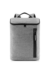 Mochila de tela gris con un diseño cuadrado, cierre con cremallera, bolsillo frontal con cremallera y correas dobles para llevar.