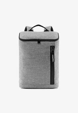 Mochila de tela gris con un diseño cuadrado, cierre con cremallera, bolsillo frontal con cremallera y correas dobles para llevar.