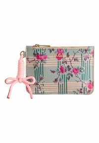 Ziedu raksta kartes turētājs zilgani zaļā krāsā ar rozā ziediem, zelta rāvējslēdzēja aizdare un rozā auklas aksents, kas līdzinās lokam. Auduma materiāls.