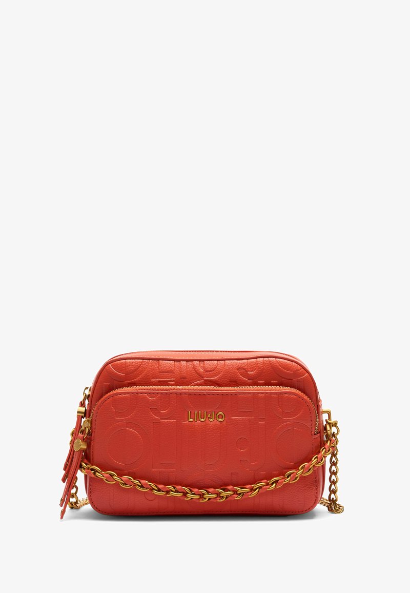 Sac à main texturé rouge avec un logo en relief, deux compartiments zippés et une chaîne dorée. Fini lisse avec un design moderne.