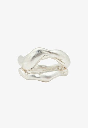 Sølv snoet ring med et bølgete design. Glat tekstur og reflekterende overflade, med to sammenflettede sektioner for et sammenhængende udseende.